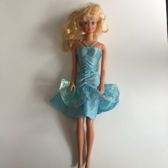 1988 Fashion Play Barbie - Picture 3 of 4